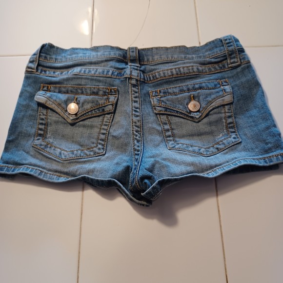 Victoria's Secret London Shorts, 30W x 2L, Low-Rise Flap Pockets 9" Waist to Hem - Picture 2 of 7